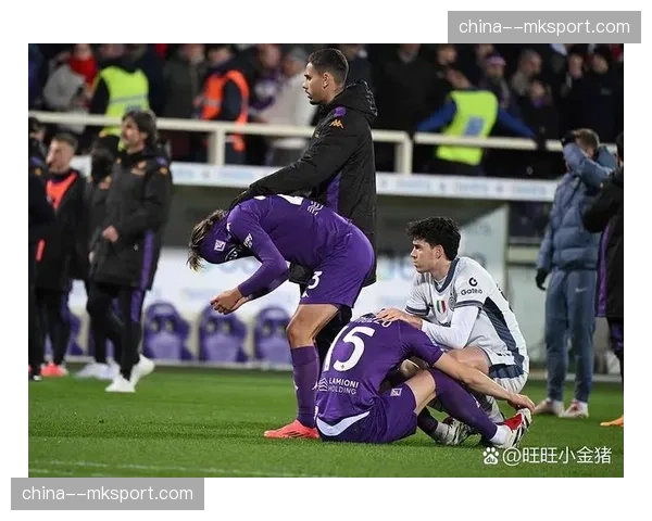 即时:因球迷向场内投掷烟火,都灵对阵佛罗伦萨比赛中断十分钟 即时:因球迷向场内投掷烟火,都灵对阵佛罗伦萨比赛中断十分钟